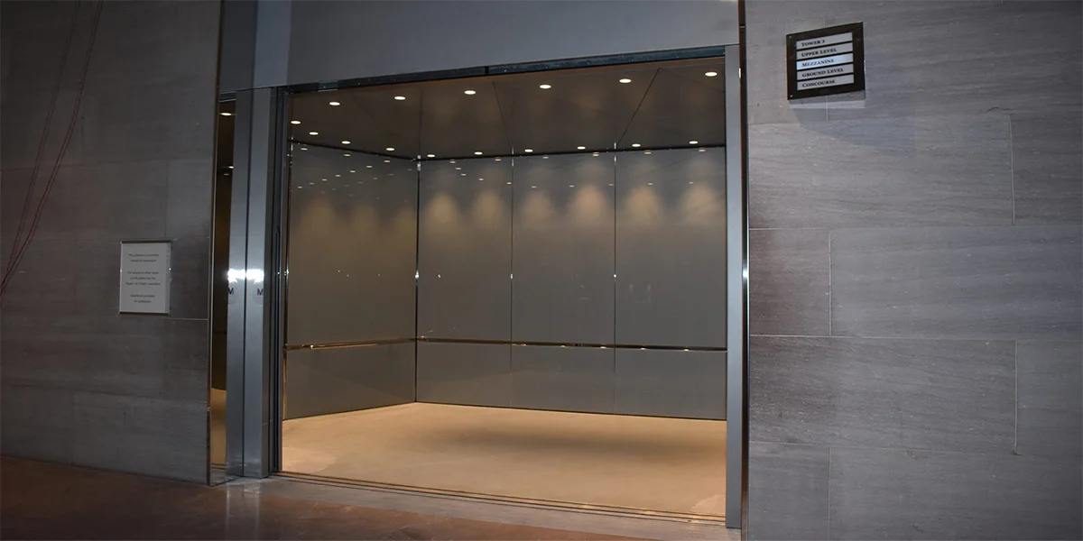 Heavy‑duty cargo lift platform for industrial use in UAE