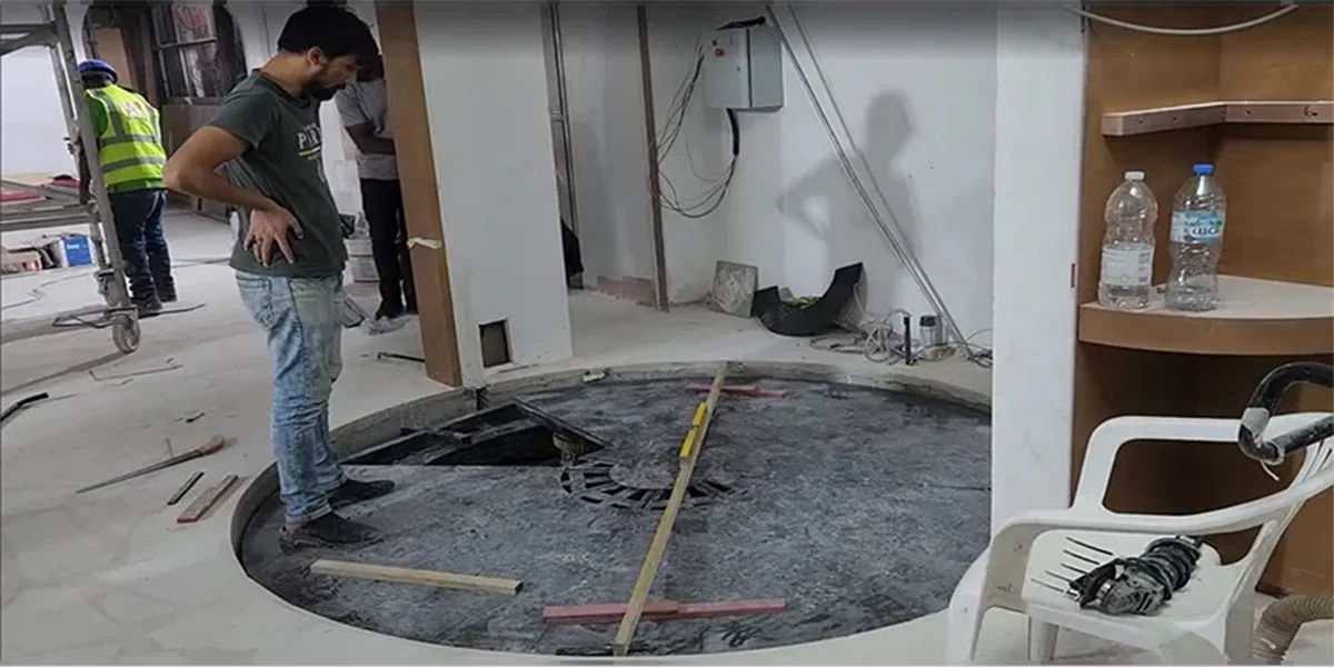 Showroom car turntable with display lighting