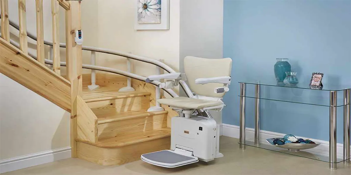 Hinged stair lift rail clearing doorway